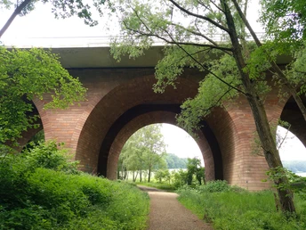 Unterwegs auf Wanderweg Nr. 6 dieser fotogenen Autobahnbrücke begegnen