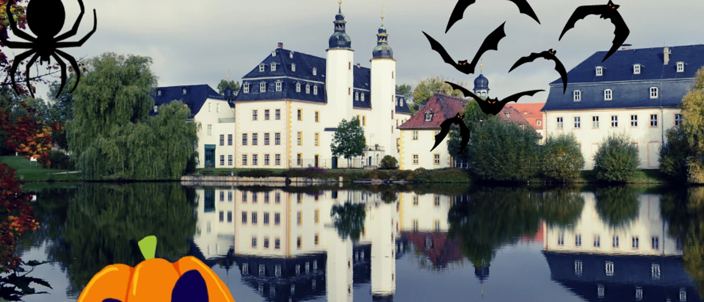 Blankenhain_Halloween.png Ein Halloween-Motiv zeigt ein Schloss mit fliegenden Fledermäusen und einem Kürbisgesicht.