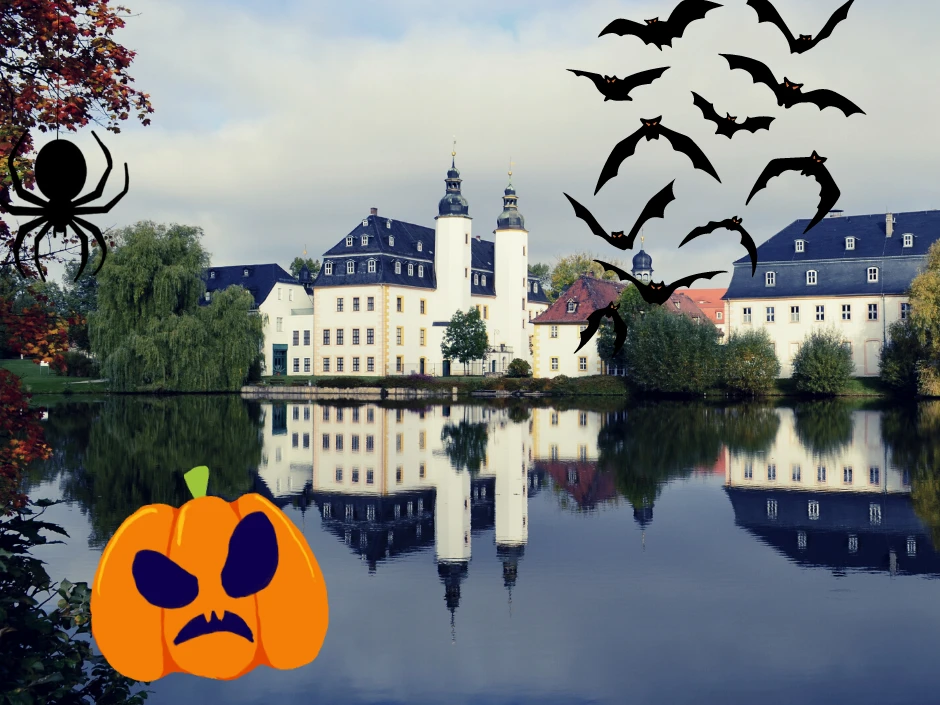 Blankenhain_Halloween.png Ein Halloween-Motiv zeigt ein Schloss mit fliegenden Fledermäusen und einem Kürbisgesicht.One Halloween motif shows a castle with flying bats and a pumpkin face.Jeden halloweenský motiv zobrazuje hrad s létajícími netopýry a dýňovým obličejem.Jeden z halloweenowych motywów przedstawia zamek z latającymi nietoperzami i twarzą dyni.Een Halloween-motief toont een kasteel met vliegende vleermuizen en een pompoengezicht.Un motivo di Halloween mostra un castello con pipistrelli volanti e una zucca.
