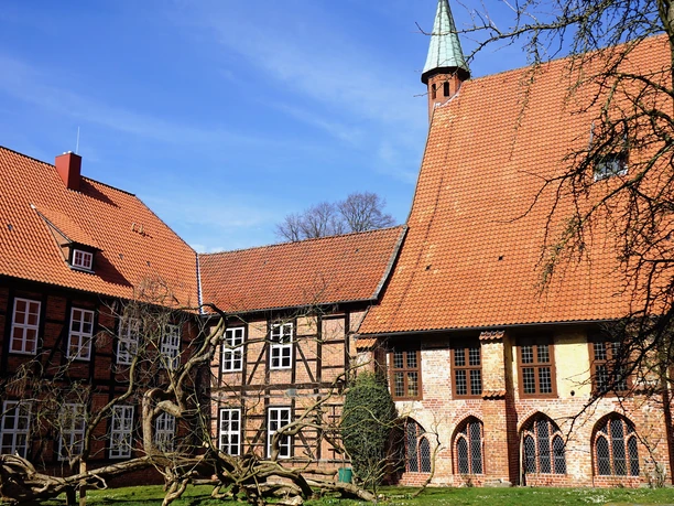 kloster-isenhagen-innenhof-1-beate-ziehres-zeitorte.jpg Innenhof des Kloster Isenhagen.