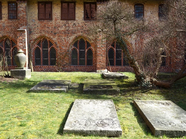 kloster-isenhagen-innenhof-2-beate-ziehres-zeitorte.jpg Alte Gräber im Innenhof des Klosters.