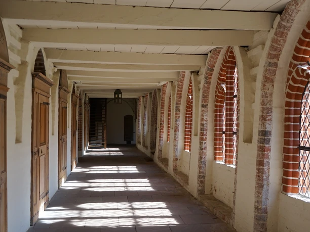 kloster-isenhagen-kreuzgang-1-beate-ziehres-zeitorte.JPG Kreuzgang mit Holzbalkendecke.