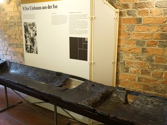 museum-schloss-gifhorn-einbaum-ise-beate-ziehres.jpg Der Einbaum aus der Ise.