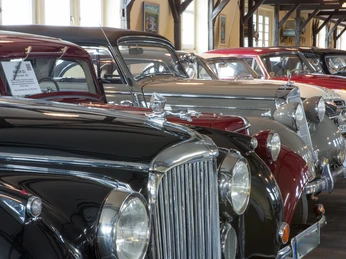 575-01 - touristische Fotos Herzmann - Automuseum Melle_Fotos Klaus Herzmann-12.JPG Klassische Oldtimer-Autos in einer Reihe, drinnen im Museum fotografiert.