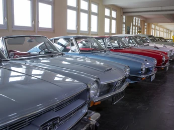 575-01 - touristische Fotos Herzmann - Automuseum Melle_Fotos Klaus Herzmann-29.JPG Eine Reihe farbenfroher Oldtimer-Cabrios in einer hellen Fahrzeugausstellungshalle.