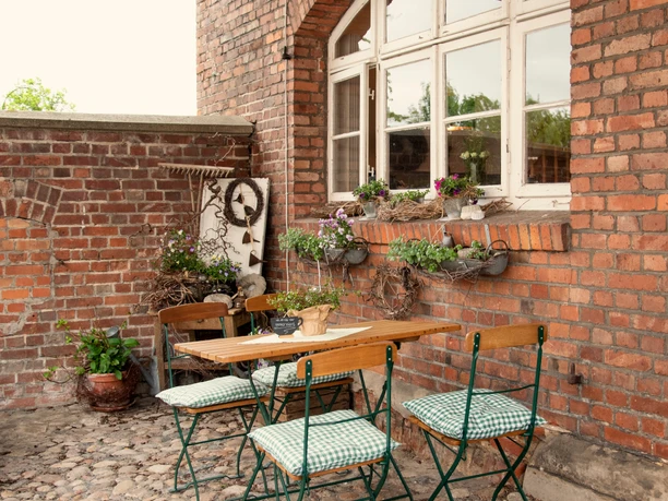 Außenterrasse im Burg-Café Brome