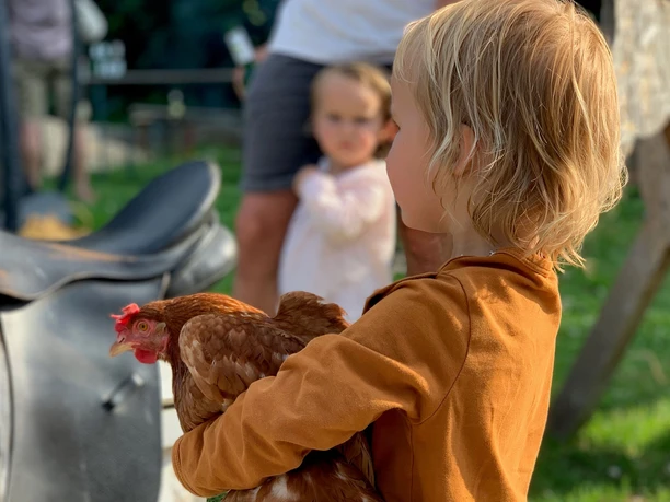 Ferienhof-Wollatz-KindHuhn.jpg