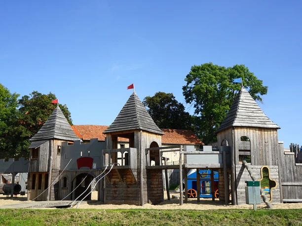 wasserburg-gebhardshagen-ritterburgspielplatz-beate-ziehres-zeitorte.jpg