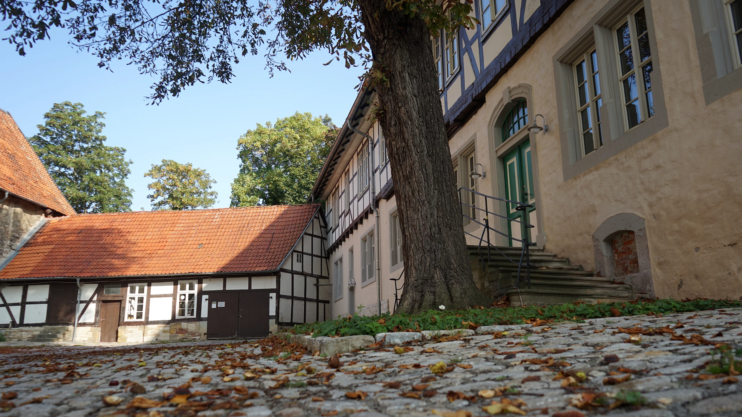 wasserburg-gebhardshagen-innenhof1-beate-ziehres-zeitorte.jpg