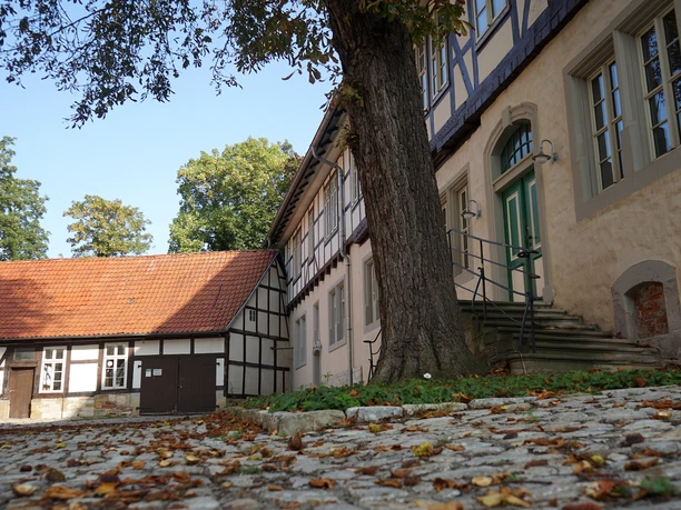 wasserburg-gebhardshagen-innenhof1-beate-ziehres-zeitorte.jpg