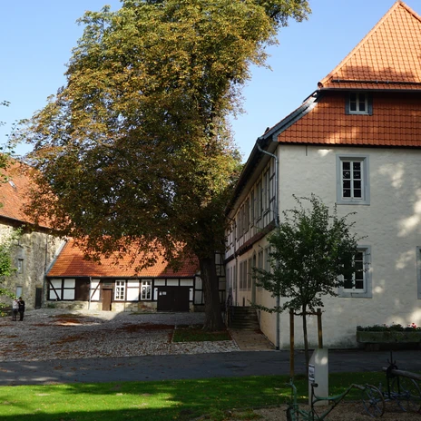 wasserburg-gebhardshagen-innenhof2-beate-ziehres-zeitorte.jpg