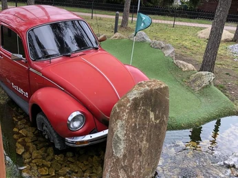 Bernsteinsee (1).jpg Auf der Adventure Golf Anlage gibt es unterschiedliche Schwierigkeitsgrade.