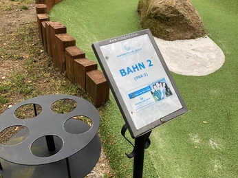 Bernsteinsee (3).jpg Bahn 2 der Adventure Golf Anlage am Bernsteinsee in der Südheide Gifhorn.