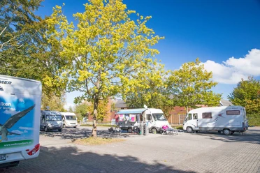 Gastgeber_Reisemobil-Stellplatz-Am-Meerwasser-Hallenwellenbad-Hooksiel.jpg