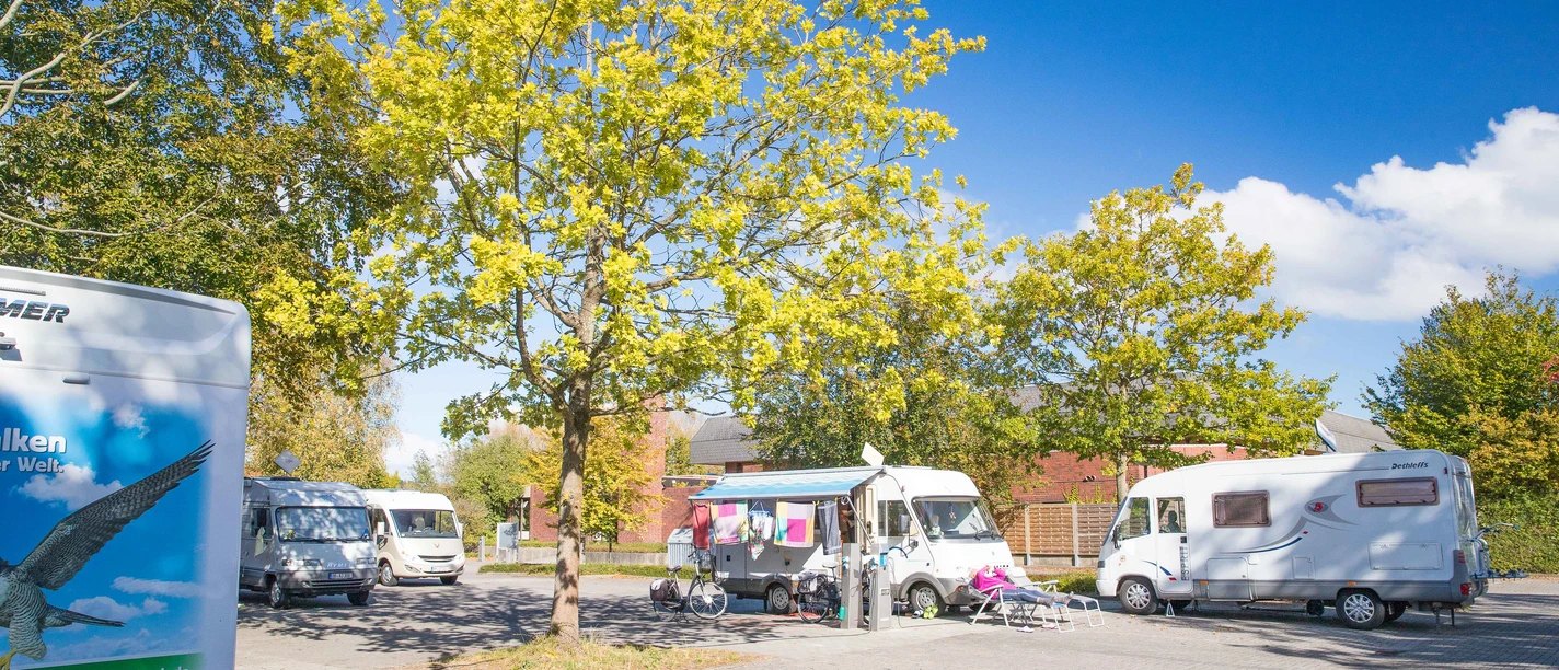 Gastgeber_Reisemobil-Stellplatz-Am-Meerwasser-Hallenwellenbad-Hooksiel.jpg