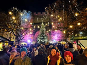 Winterzauber Eigelstein Ein stimmungsvoller Weihnachtstreff am beleuchteten Eigelstein-Tor mit festlich geschmücktem Baum.