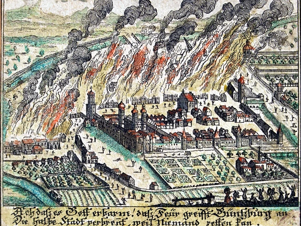 Feuer und Flamme - Die Feuerführung Historische Ansicht einer brennenden mittelalterlichen Stadt mit rauchenden Gebäuden und lodernden Flammen.