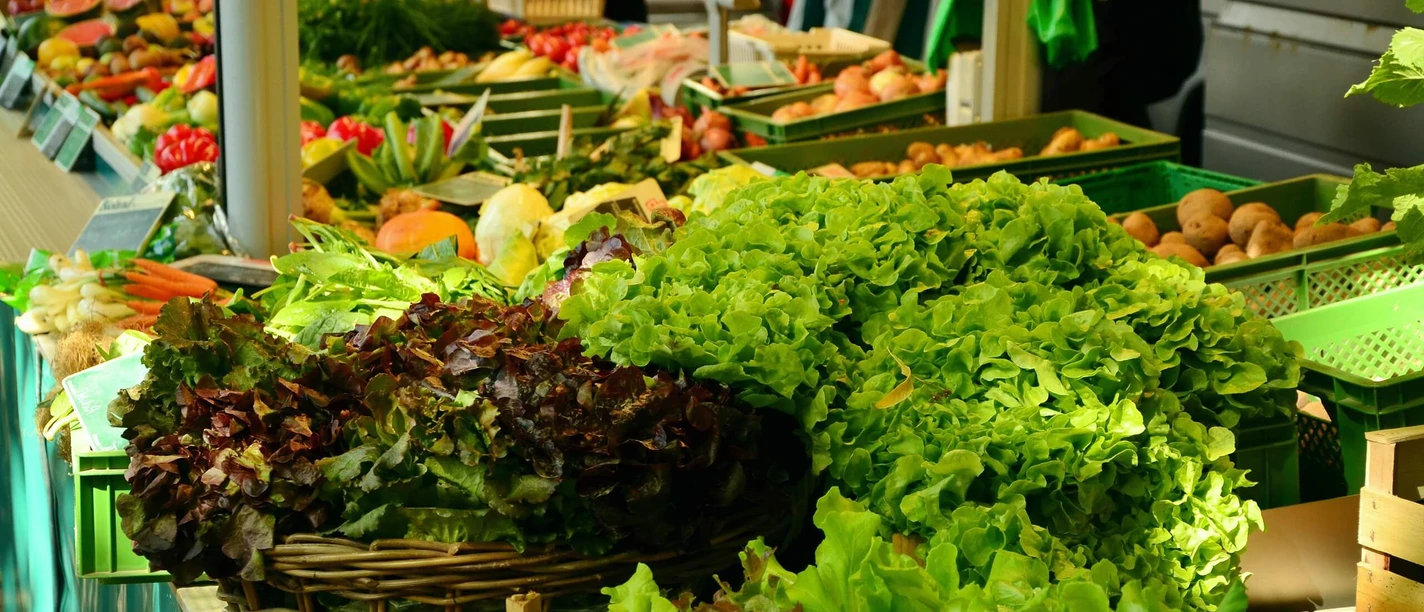 markt-marktstand-salat-gemuese.jpg Frisches Gemüse am Marktstand