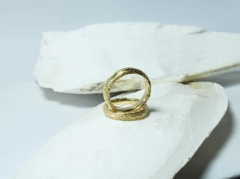 Trauringe Palmendiebdesign - Regionale Produkte Zwei goldene Traurringe nach dem Ossa-Sepia-GussverfahrenTwo gold wedding rings using the Ossa-Sepia casting processDva zlaté snubní prsteny vyrobené metodou odlévání Ossa-SepiaDwie złote obrączki ślubne wykonane w procesie odlewania Ossa-SepiaTwee gouden trouwringen volgens het Ossa-Sepia gietprocesDue fedi in oro realizzate con il processo di fusione Ossa-Sepia
