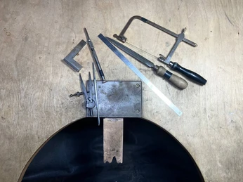 Werkbrett im Goldbert - Regionale Produkte Werkbrett mit Werkzeugen imzur Herstellung von einzigartigem Schmuck