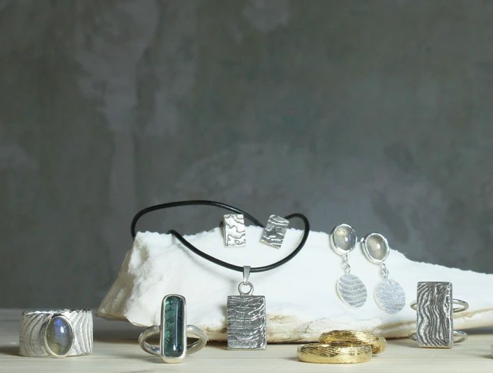 Schmuckauswahl - Regionale Produkte Eine Schmuckauswahl, regionale ProdukteA selection of jewelry, regional productsVýběr šperků, regionálních produktůWybór biżuterii, produktów regionalnychEen selectie van sieraden, regionale productenUna selezione di gioielli, prodotti regionali