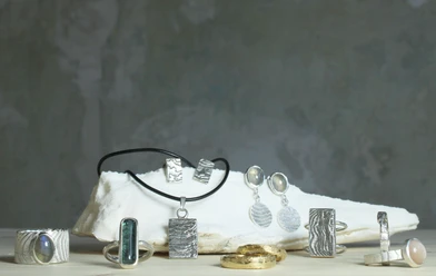 Výběr šperků, regionálních produktů