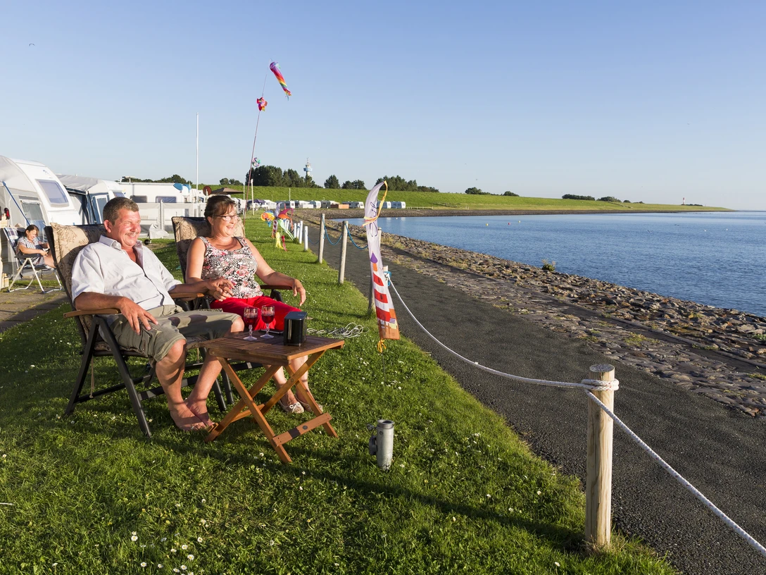 Paar genießt Ausblick in Tossens.jpg