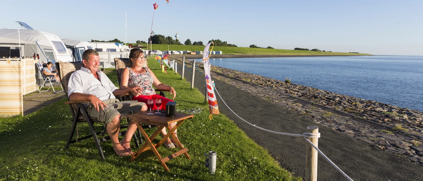 Paar genießt Ausblick in Tossens.jpg
