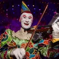 roncalli_gensi_-_circus-theater_roncalli_2022.jpg Clown spielt ausgelassen Violine unter buntem Zeltlicht, strahlt Freude und Magie der Zirkuswelt aus.Clown plays the violin under colorful tent lights, radiating the joy and magic of the circus world.Klovnen spiller violin under farverige teltlamper og udstråler cirkusverdenens glæde og magi.Clown speelt viool onder kleurrijke tentverlichting, die de vreugde en magie van de circuswereld uitstraalt.