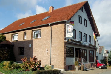 Der Germanenhof Marienmünster Bredenborn zeigt ein traditionelles Gebäude mit Backsteinfassade.