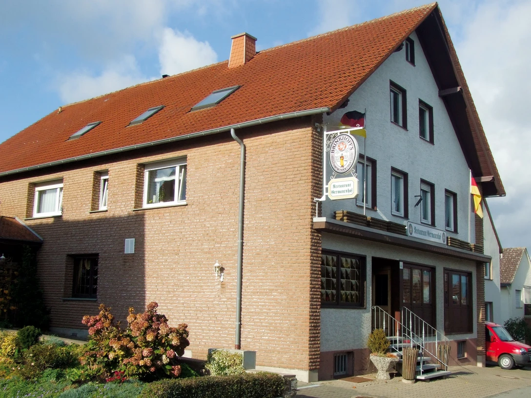 Der Germanenhof Marienmünster Bredenborn zeigt ein traditionelles Gebäude mit Backsteinfassade.