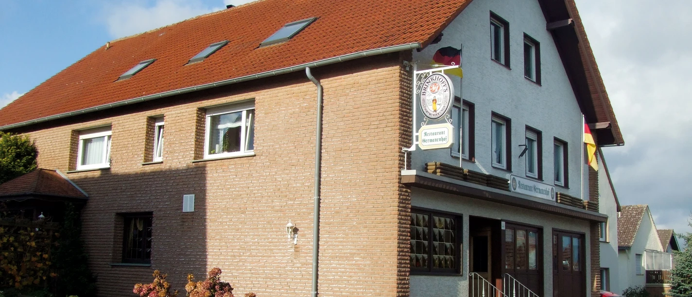 Germanenhof Marienmünster Bredenborn Der Germanenhof Marienmünster Bredenborn zeigt ein traditionelles Gebäude mit Backsteinfassade.