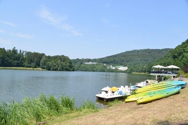 Auf dem See ist Boot fahren möglich