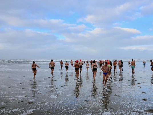 2019-Neujahrschwimmen-Juist-2.jpg 2019-Neujahrschwimmen-Juist-2