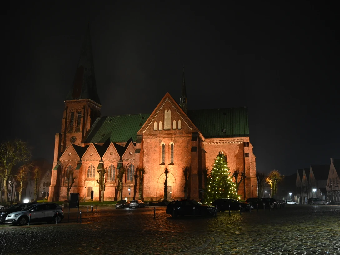 Dom mit Weihnachtsbaum