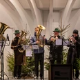 Weihnachtssingen-Bad-Aibling-Brunnenhof-Kurhaus-Kurpark-Willinger-Blaeser.jpg Bläsergruppe spielt im festlichen Kurpark.