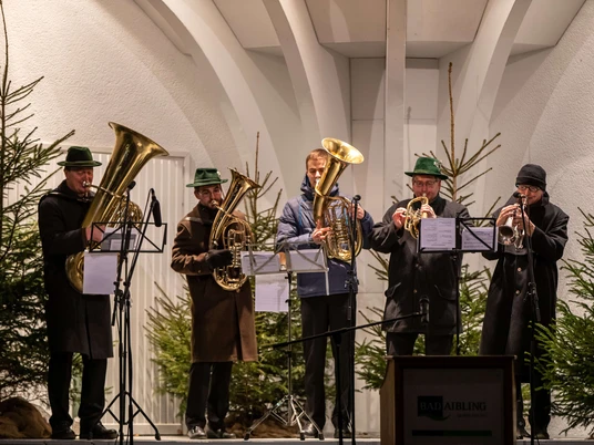 Weihnachtssingen-Bad-Aibling-Brunnenhof-Kurhaus-Kurpark-Willinger-Blaeser.jpg Bläsergruppe spielt im festlichen Kurpark.