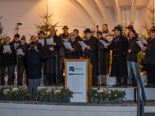 Weihnachtssingen-Bad-Aibling-Brunnenhof-Kurhaus-Kurpark-Chor.jpg Chor singt im festlichen Bad Aibling.