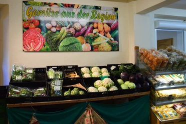 Hofladen Birken Ein Gemüsestand mit regionalen Produkten: Kohl, Blumenkohl, Paprika und anderen Gemüsearten.