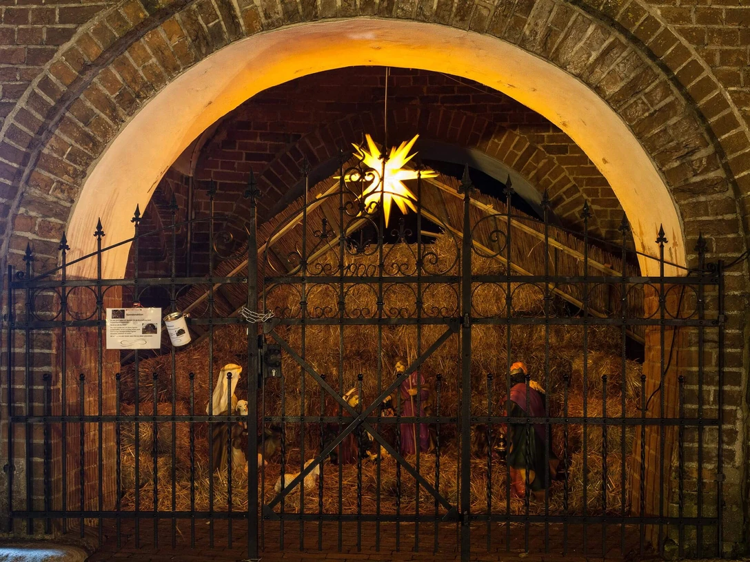 markt-im-advent-krippenstadt.jpg Beleuchtete Krippenszene mit Figuren vor der St.-Johannes-Kirche im Abendlicht.Illuminated nativity scene with figures in front of St. John's Church in the evening light.Oplyst krybbespil med figurer foran Johanneskirken i aftenlyset.Verlichte kerststal met figuren voor de St John's Church in het avondlicht.