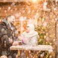 markt-im-advent-schneehuette.jpg Eine Frau und ein Mann lachen an einem Holztisch im Schnee, umgeben von warmem Licht und Winterdekorationen.A woman and a man laugh at a wooden table in the snow, surrounded by warm light and winter decorations.En kvinde og en mand griner ved et træbord i sneen, omgivet af varmt lys og vinterdekorationer.Een vrouw en een man lachen aan een houten tafel in de sneeuw, omringd door warm licht en winterse decoraties.