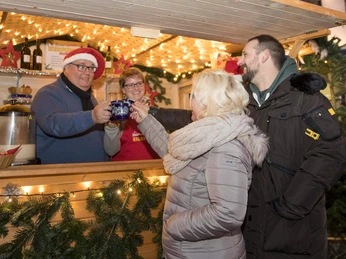 markt-im-advent-eierpunsch-thuernau.jpg Menschen stoßen an einem festlich beleuchteten Eierpunschstand auf dem Weihnachtsmarkt an.People clink glasses at a festively lit eggnog stand at the Christmas market.Folk skåler i glassene ved en festligt oplyst æggesnapsstand på julemarkedet.Mensen klinken glazen bij een feestelijk verlichte eierpunchkraam op de kerstmarkt.