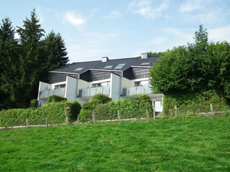 Ferienhaus in Bad Wünnenberg, umgeben von Wäldern. Moderne Architektur mit großen Balkonen.