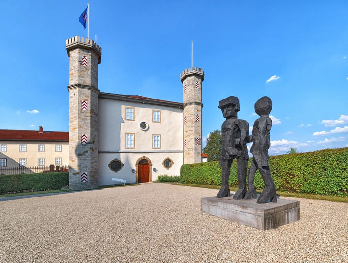 Georg Baselitz, Sing Sang Zero, 2012. Hall Collection. © Künstler, Photo Gertraud Lauber.jpg Statuen von Georg Baselitz auf dem Außengelände von Schloss Derneburg