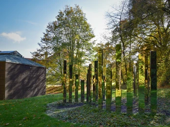 ALL AROUND YOU I, 2017. Hall Collection. © Künstler, Photo Franziska Lenferink.JPG Spiegel-Skulpturen im Garten von Schloss Derneburg