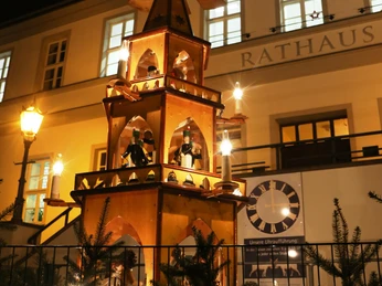 Pyramide auf dem Weihnachtsmarkt Bad Düben Pyramide auf dem Weihnachtsmarkt vor dem Rathaus in Bad Düben