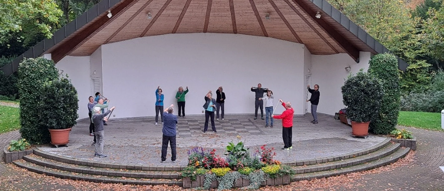 Tai Chi im Pavillon