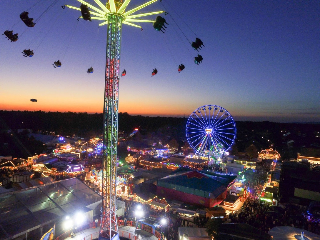 Pollhans-Markt Schloß Holte im Abendlicht