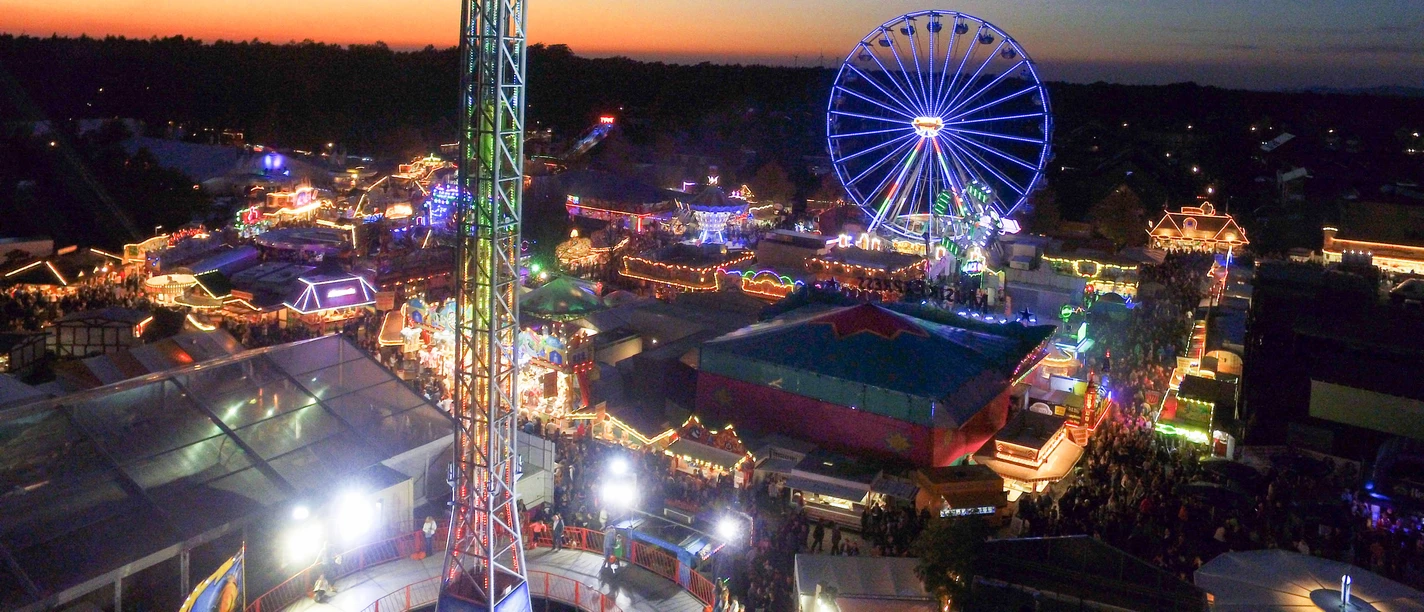 Pollhans-Markt Schloß Holte im Abendlicht Pollhans-Markt Schloß Holte im Abendlicht