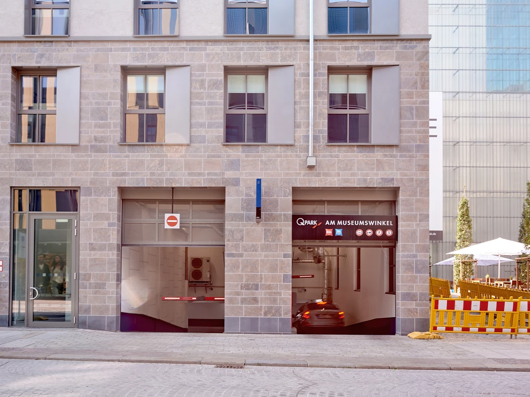 Q-Park - Am Museumswinkel Leipzig Ein- und Ausfahrt des Q-Parks Am Museumswinkel in der Leipziger Innenstadt